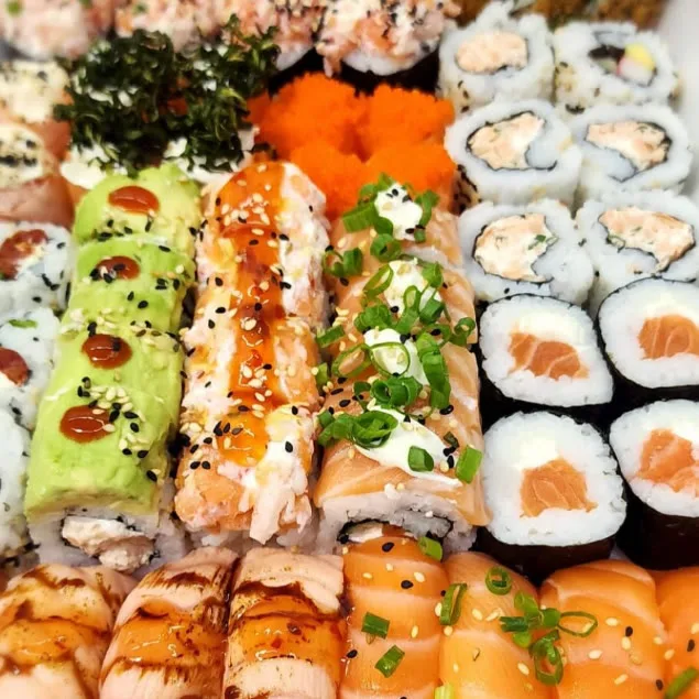 Combinado Oikawa — bandeja com niguiris, uramakis e hossomakis variados
